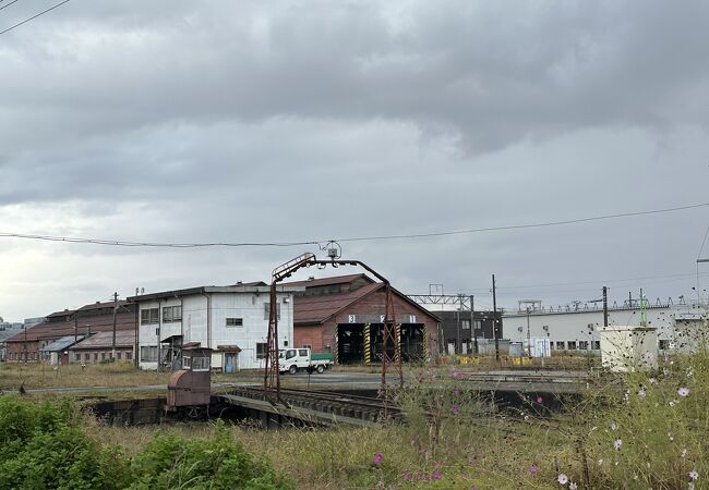 赤レンガづくりの機関庫