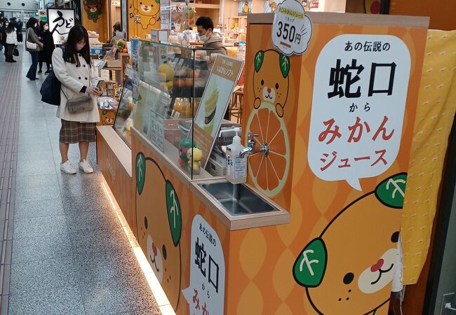 松山空港で大きな本のオブジェを発見！ 写真スポットにもなって
