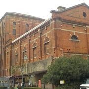 2000年までサッポロビールの醸造施設として使われていた非常に大きな赤煉瓦の胃建物群です。