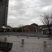 門司港レトロ地区の大連友好記念館の東側にある広場です。