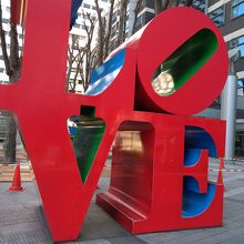 アメリカの作家ロバート・インディアナが手がけたオブジェ