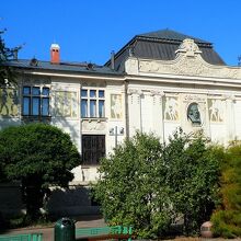 クラクフ美術家協会の壁面装飾は「勝利をおさめた芸術家の行進」