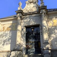 美術家教会の入り口。休館日の月曜で中は見れませんでした