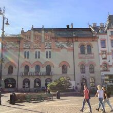 左側が劇場。サーモンピンクがカワイイ♪