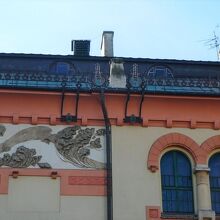 花のような、楽器のような鉄細工のデザインがステキ