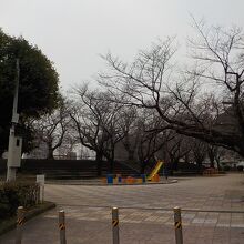小頭公園入口。遊具は多くないですがあります。