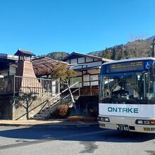 最寄りの南木曽駅からバスで１０分