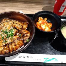 ２日目は豚トロ丼をいただきました