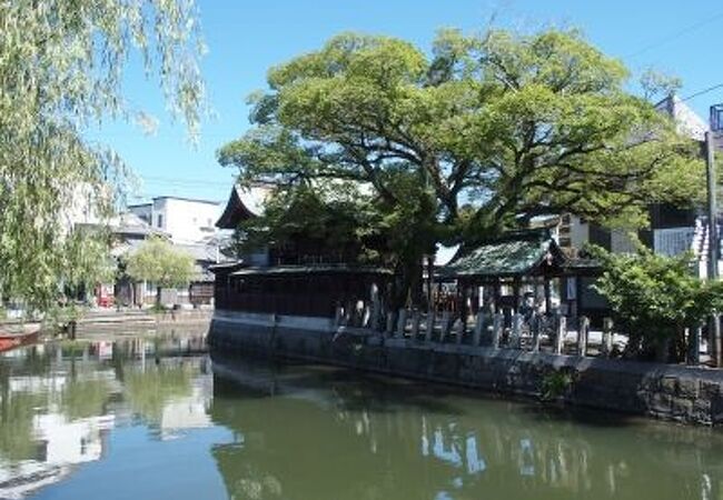 濠の横にある水天宮