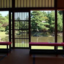 御茶屋御殿から庭園を望む