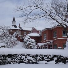 雪で覆われた修道院
