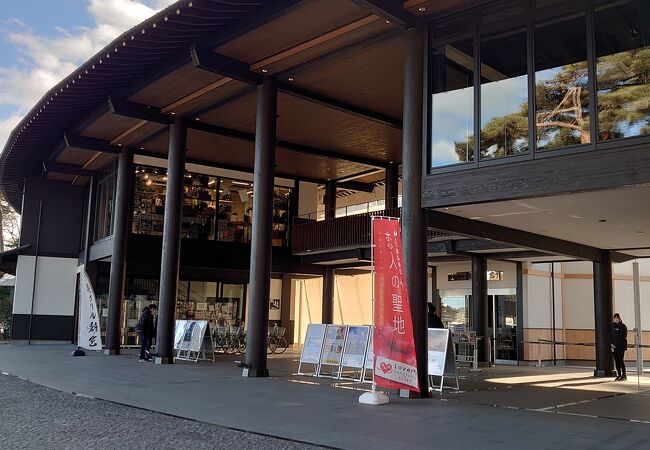 観光施設なのにスターバックスコーヒーが混んでいるのは？