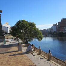 清流公園にある博多町家寄進高灯籠付近の那珂川