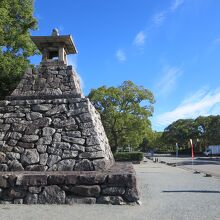 国道3号線にある高灯篭から本殿までの長い参道が始まります。