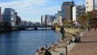 九州一の歓楽街、中洲を作った川です。