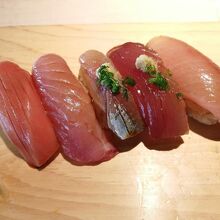 市場で仕入れた鮮魚で、美味しい寿司が食べられる店も。