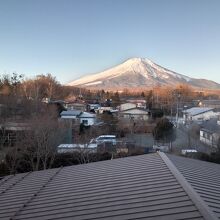 部屋からは、下に大浴場の屋根、民家の向こうに富士山が見えます