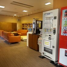 ロビー奥に自販機、ウェルカムコーヒー、電子レンジがあります。