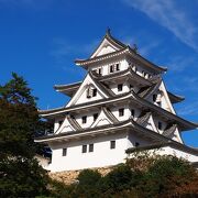 別名「積翠城」の名の通り美しい緑の山々に囲まれた日本最古の木造再建城