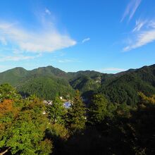 周囲を美しい緑の山々に囲まれて