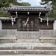 赤間神社の隣にあります