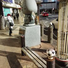 冬でもウチワを片手に涼しい顔です