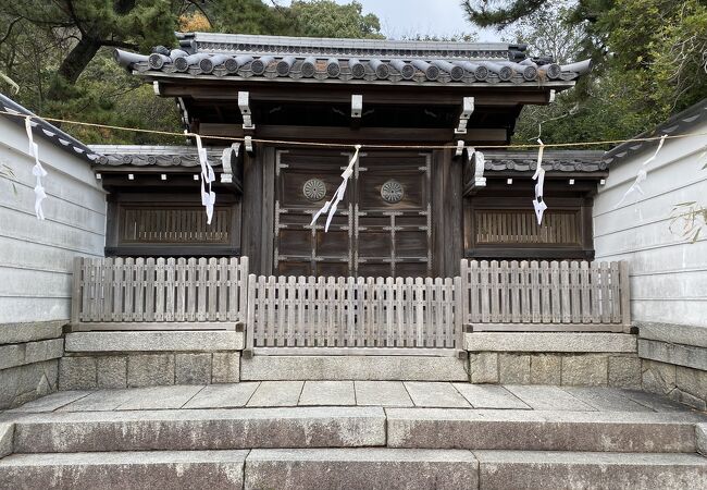 赤間神社の隣にあります