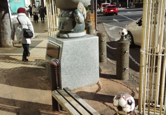 石像のそばに浦和レッズの功績をたたえる記念プレートが並んでます