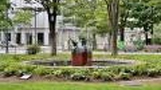 動物のブロンズ像