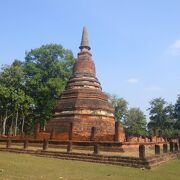 紅土の煉瓦で作られた仏塔