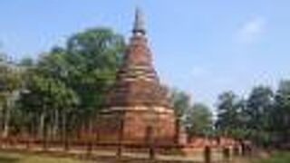 紅土の煉瓦で作られた仏塔