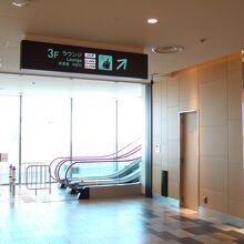 ２階のお店の奥からエスカレーターで上がります