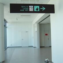 エスカレーターを上がった先はちょっと殺風景な感じでした