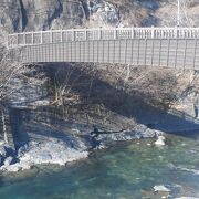 「足湯」の近くにある木造の橋