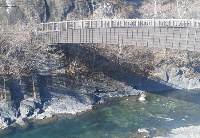 「足湯」の近くにある木造の橋