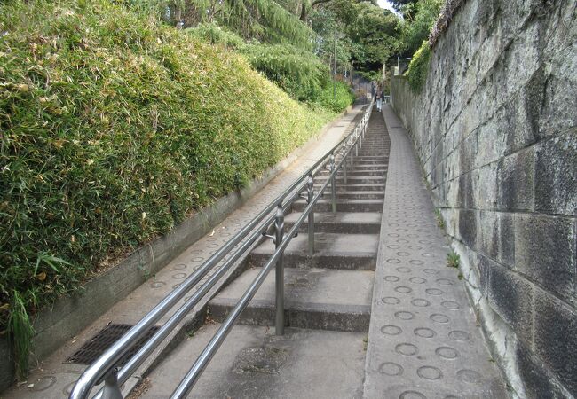 水神社と芭蕉庵の間にある階段坂です