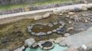 勾玉型に石が並べられていました。