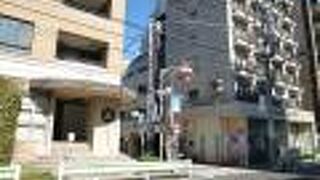 興味をそそられる飲食店が点在しています