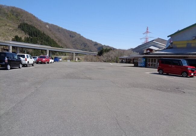 阿賀野川沿いにある比較的大きな道の駅