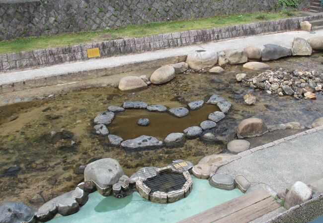 勾玉型に石が並べられていました。