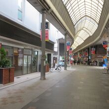 道幅も広くて明るいアーケードのある六ツ門商店街。