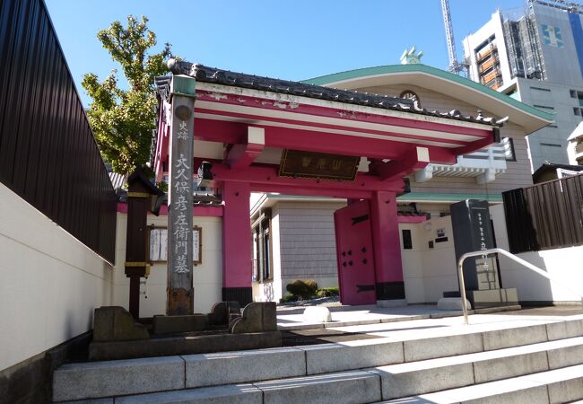 鮮やかな山門が印象的な法華宗寺院