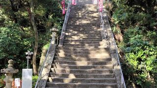 １０８段の急な階段の先に、社殿があります