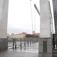 広場の中心となる橋「はねっこ」。