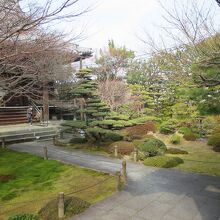 角度を変えて誓行寺の庭を撮影しました。