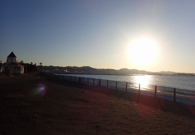 ＪＲ館山駅から徒歩５、６分。夕方だったので、沈む夕日がきれいだった。