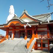 かなり遠くからでも観音様の像が見えることで有名な久留米成田山です。