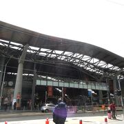 波打った屋根が特徴的な建物。新宿駅？東京駅みたいな感じ