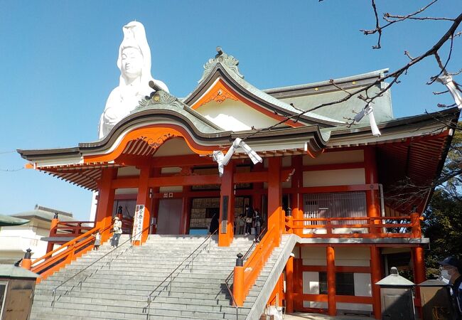 かなり遠くからでも観音様の像が見えることで有名な久留米成田山です。