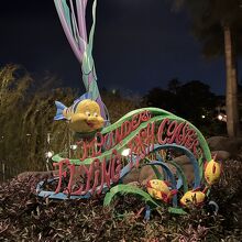 ディズニージオラマップ　マーメイドラグーン　フライングフィッシュコースター 公式】フランダーのフライングフィッシュコースター｜東京